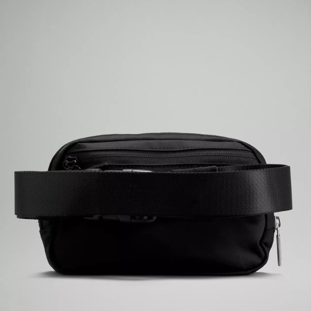 Lululemon Everywhere Belt Bag 1L Black Unisex NWT - Picture 4 of 14